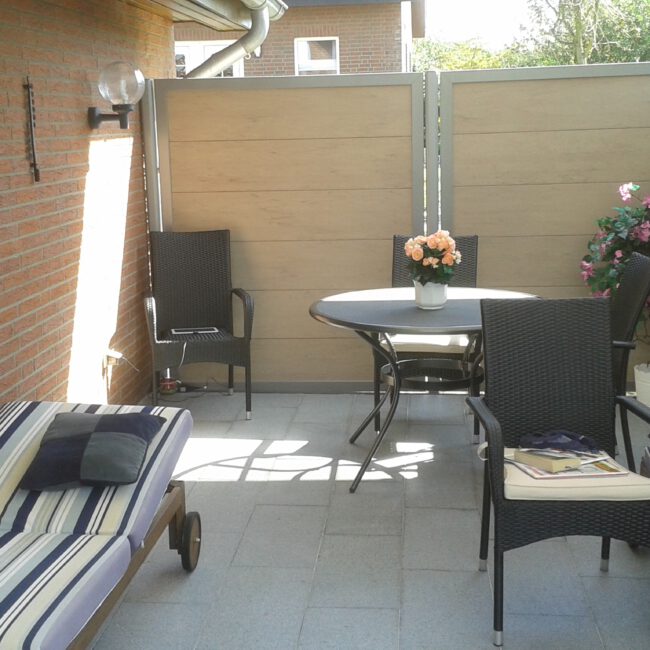 Terrasse von innen mit viel Licht trotz Sichtschutzes