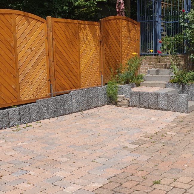 Holz Sichtschutz aus diagonalen Holzbalken