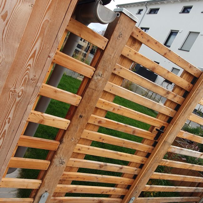 Halbdurchlässiger Sichtschutz mit schräger Kameraperspektive aus unverarbeitetem Holz