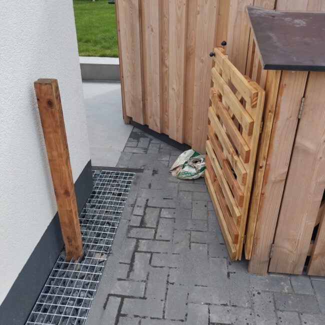 Offene Rohholzzauntür. führt zu Garten