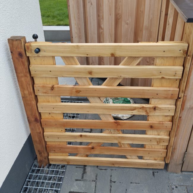 Rohholzzauntür als Hintereingang zum Garten