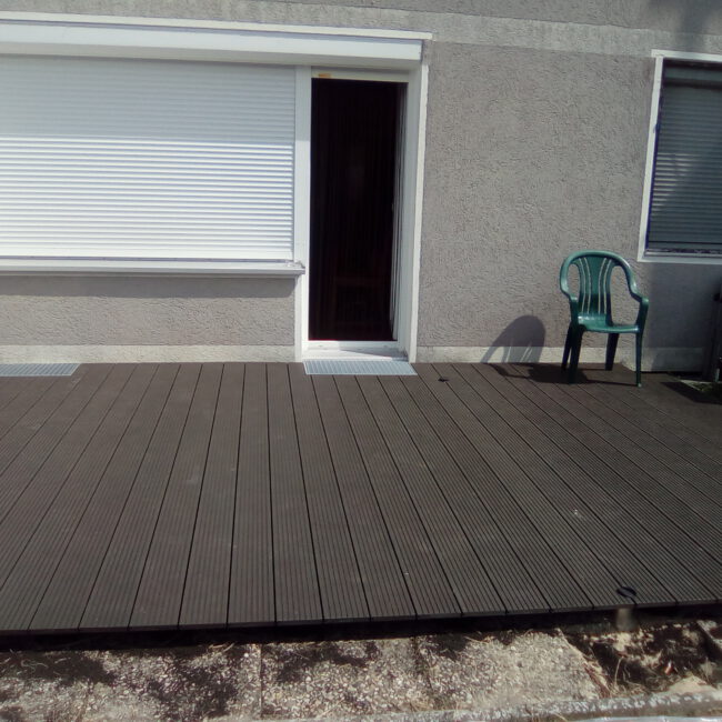 Terrasse aus schwarzem Holz. Bild während Bau