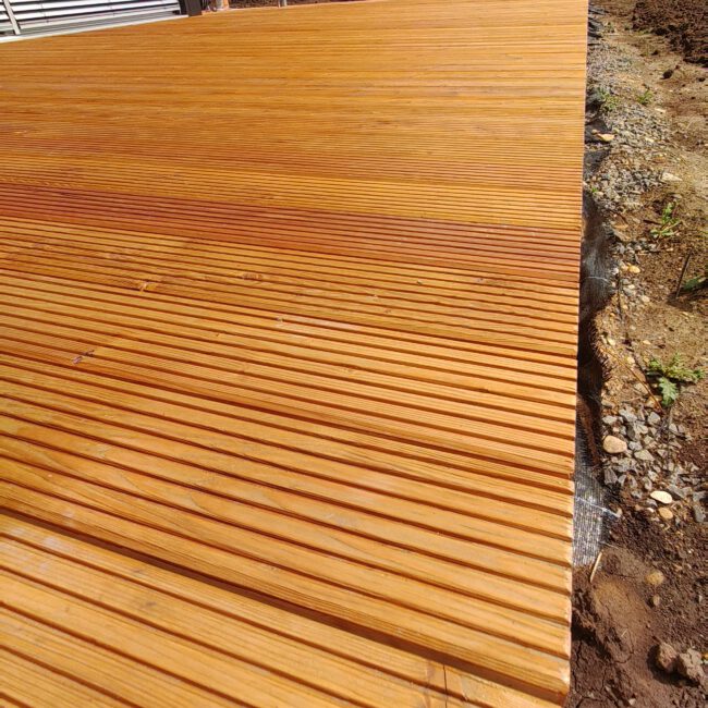 Nahaufnahme vom Holz, welches bei dem Bau einer Terrasse benutzt wurde