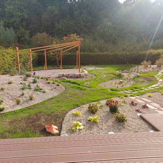 Große kurvige Beete in einer Wiese mit vielen Büschen und Sträuchern