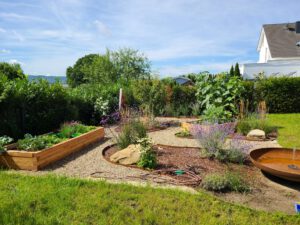 Gepflegter grüner Rasen mit schönen gepflegten Hochbeeten